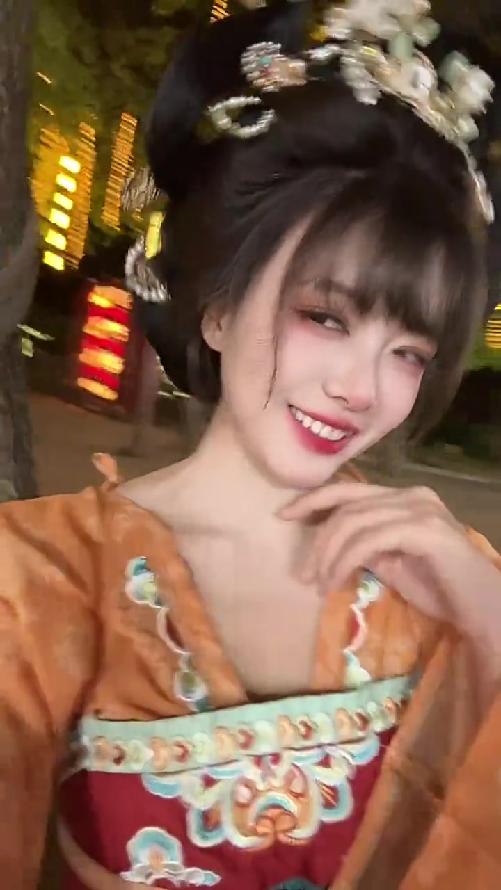 老二是对的!😭主持骆歆发布整活视频:大王~来追我呀~